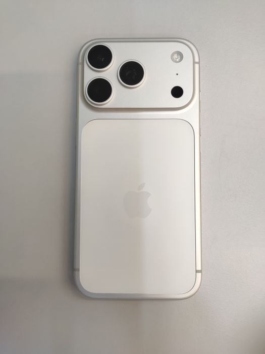 Apple iPhone 17 Pro — photo 2 of 8
