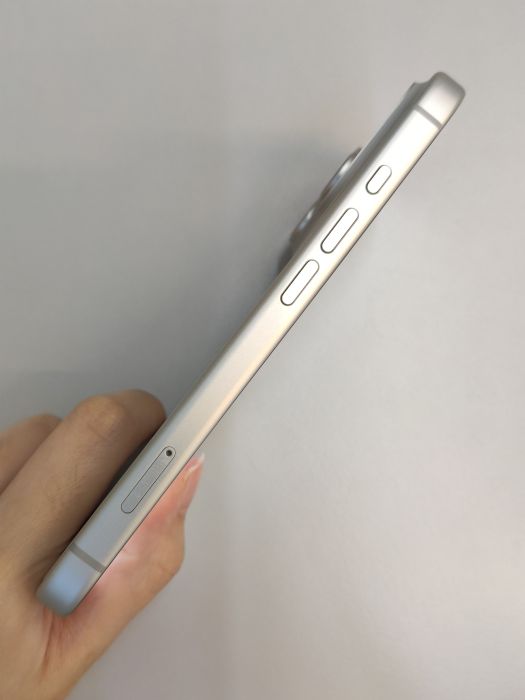 Apple iPhone 17 Pro — photo 3 of 8