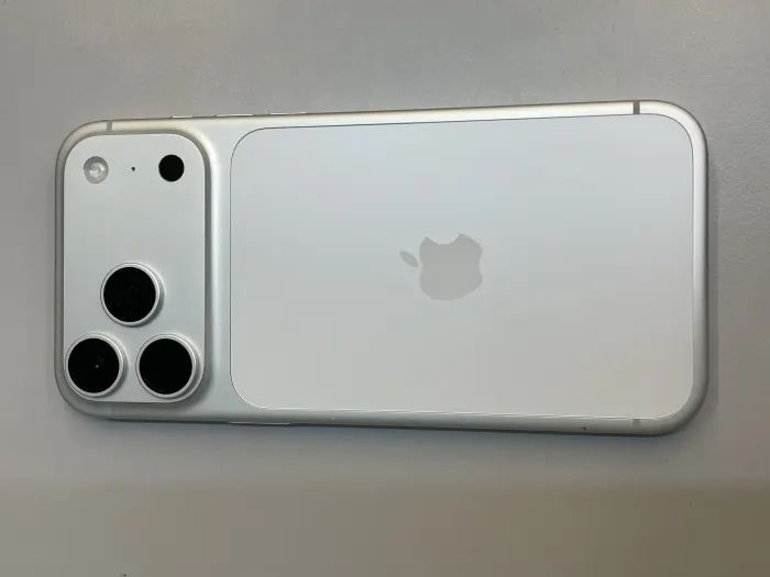 Apple iPhone 17 Pro Max — photo 1 of 10