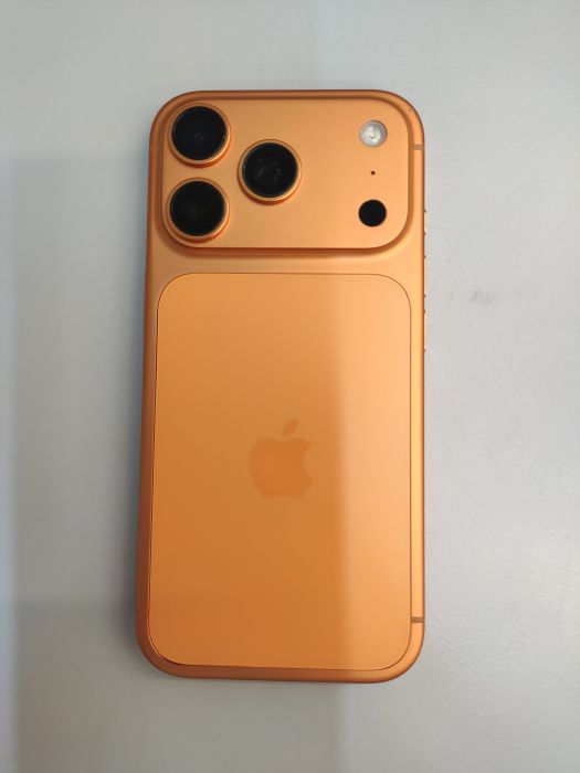 Apple iPhone 17 Pro — photo 2 of 9