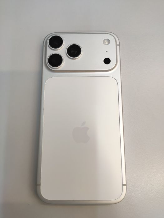 Apple iPhone 17 Pro Max — photo 2 of 10