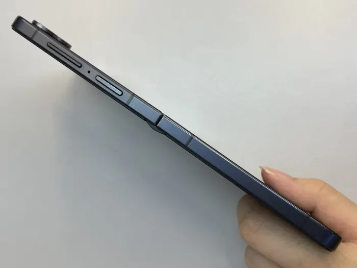 Samsung Galaxy Z Flip7 — photo 7 of 9