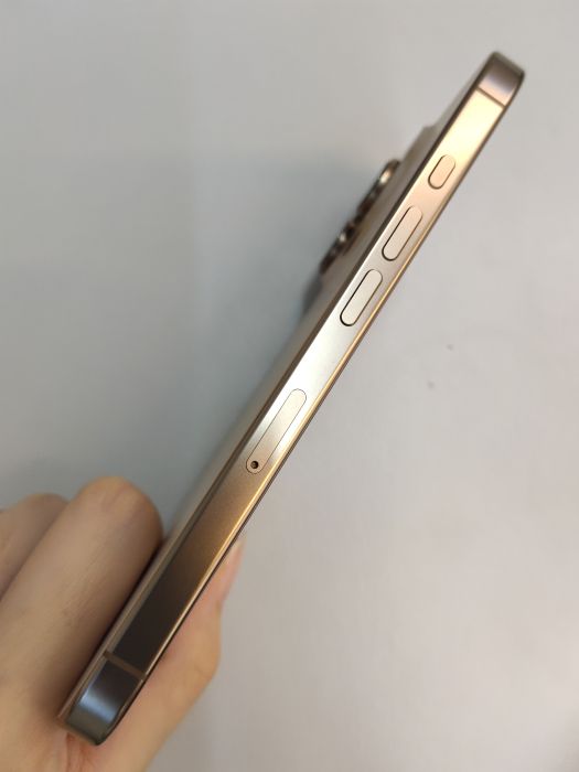 Apple iPhone 16 Pro — photo 3 of 10