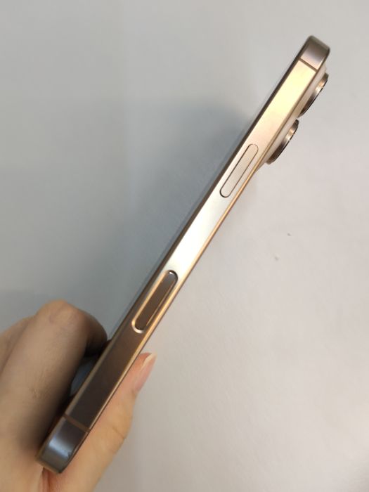 Apple iPhone 16 Pro — photo 4 of 10