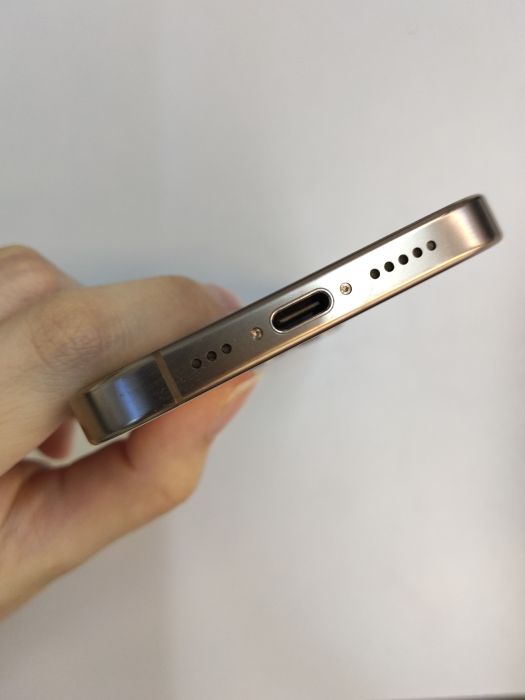 Apple iPhone 16 Pro — photo 5 of 10