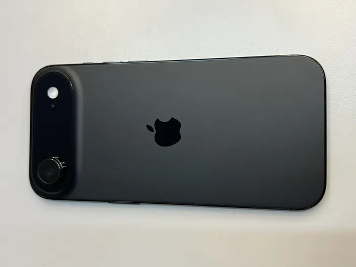 Apple iPhone Air — photo 1 of 10