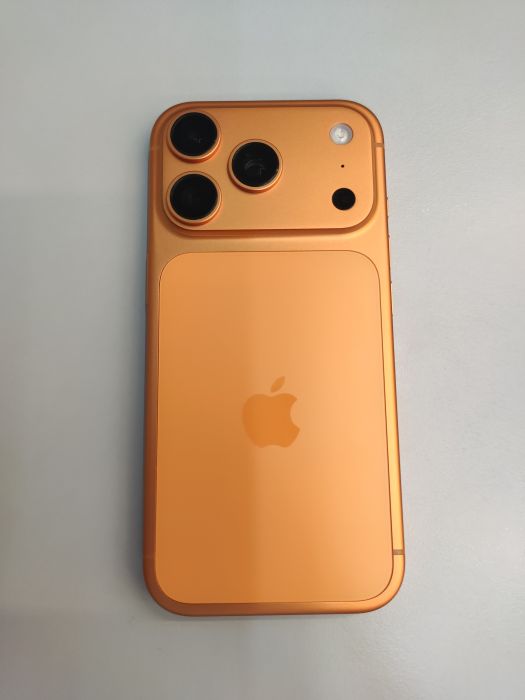 Apple iPhone 17 Pro — photo 2 of 8