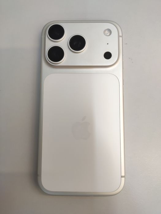 Apple iPhone 17 Pro — photo 2 of 10
