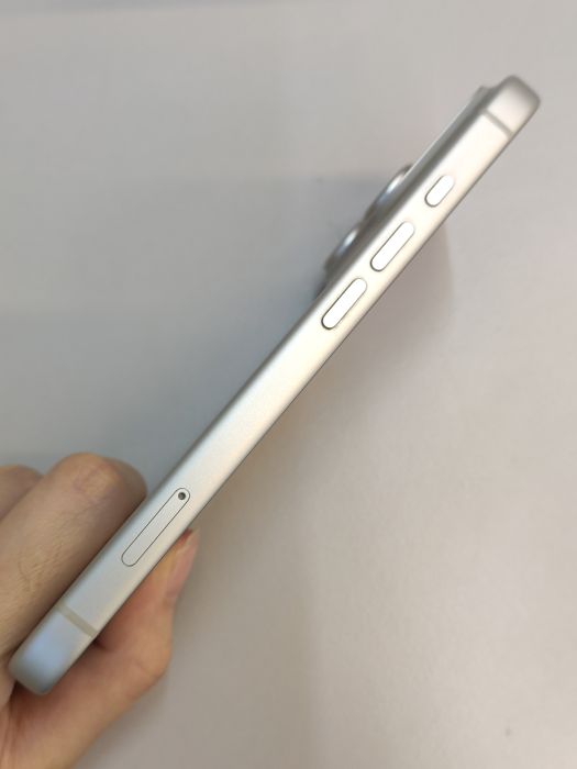 Apple iPhone 17 Pro — photo 3 of 10