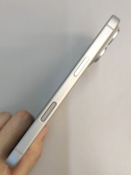 Apple iPhone 17 Pro — photo 4 of 10