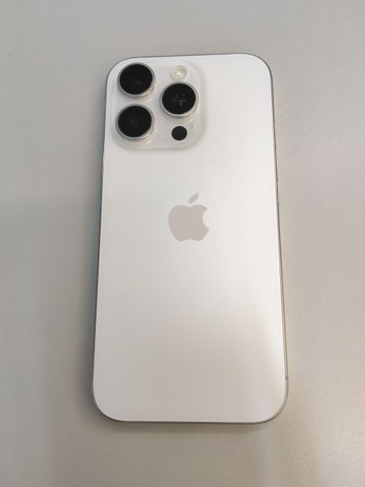 Apple iPhone 16 Pro — photo 2 of 8