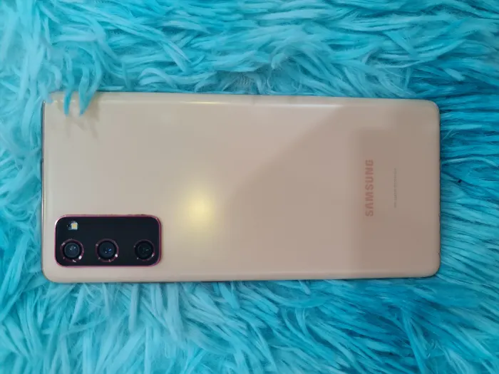 Samsung Galaxy S20 FE — photo 2 of 6