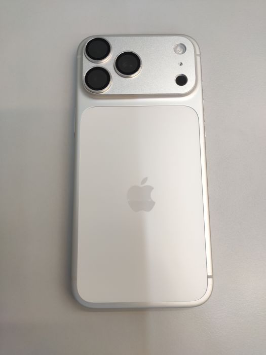 Apple iPhone 17 Pro Max — photo 2 of 8