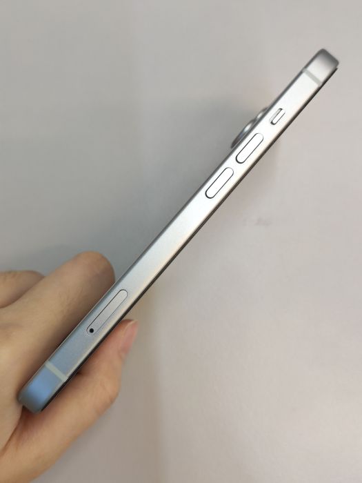 Apple iPhone 15 — photo 3 of 8