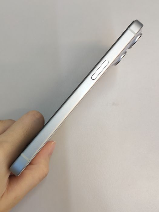 Apple iPhone 15 — photo 4 of 8