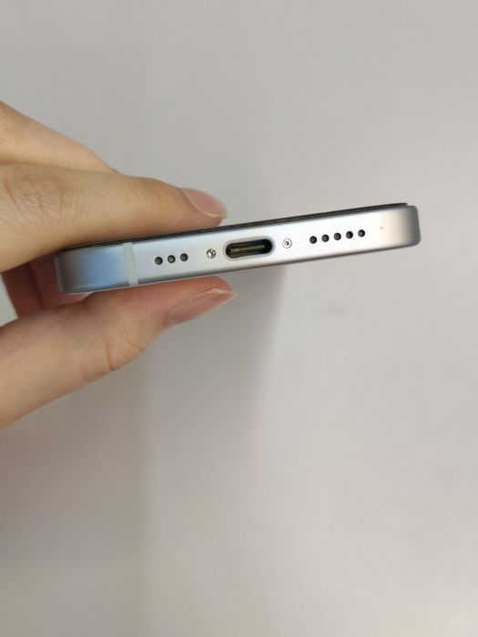 Apple iPhone 15 — photo 5 of 8