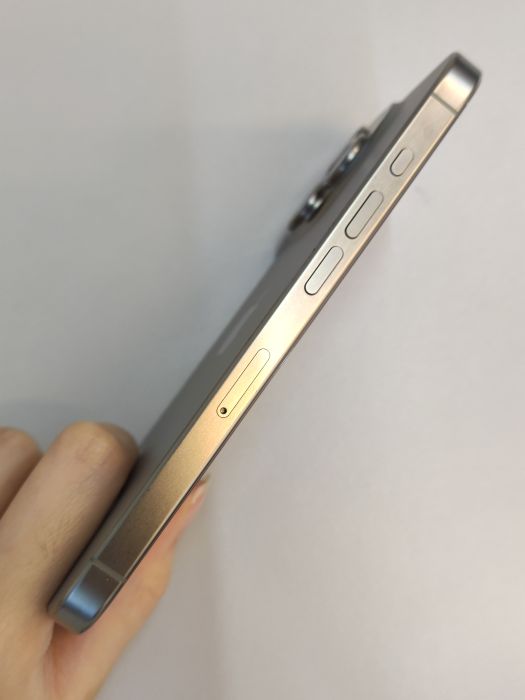 Apple iPhone 15 Pro — photo 3 of 11