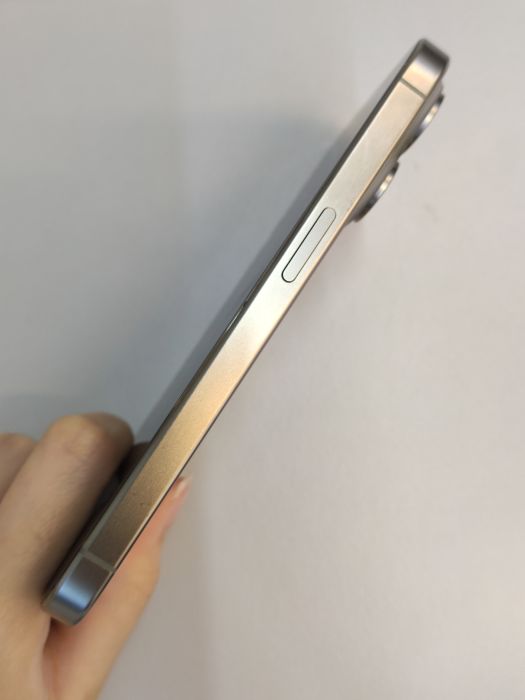 Apple iPhone 15 Pro — photo 4 of 11
