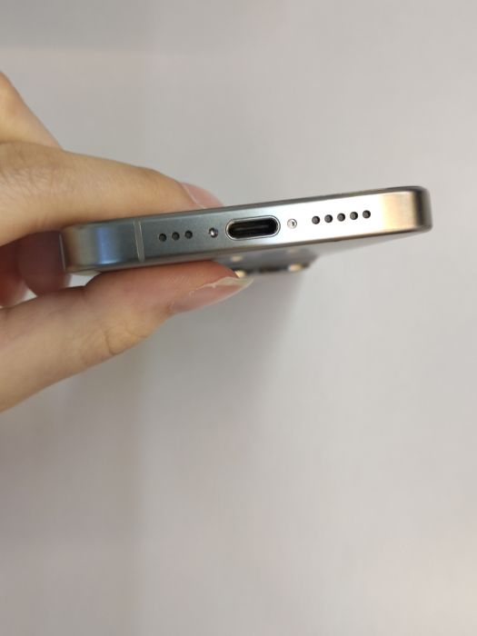 Apple iPhone 15 Pro — photo 5 of 11