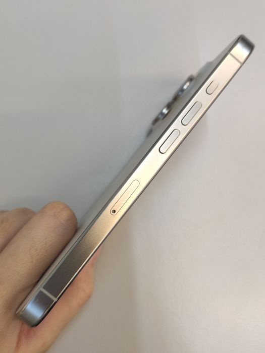 Apple iPhone 15 Pro — photo 3 of 10