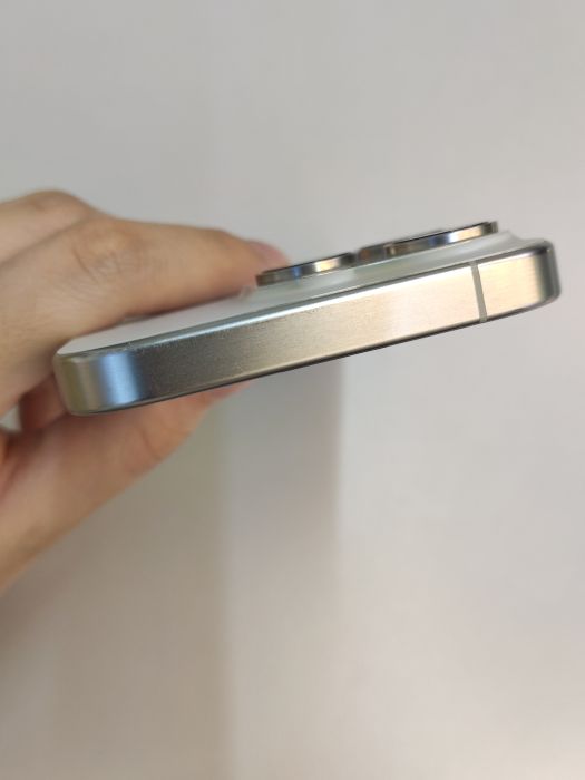 Apple iPhone 15 Pro — photo 6 of 10
