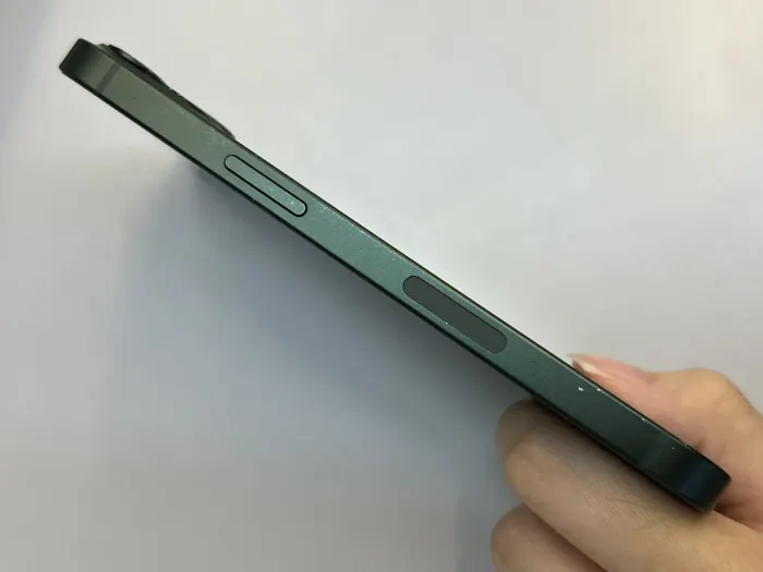 Apple iPhone 13 — photo 1 of 10