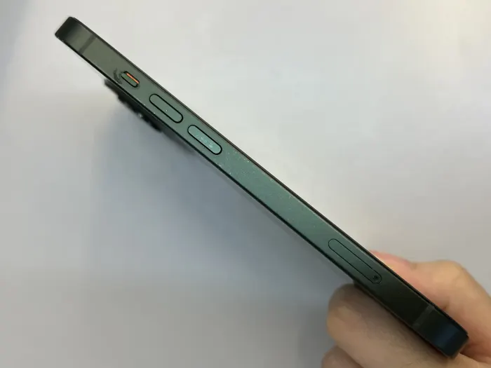 Apple iPhone 13 — photo 2 of 10
