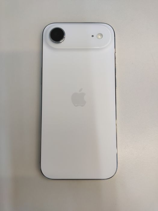 Apple iPhone Air — photo 2 of 8