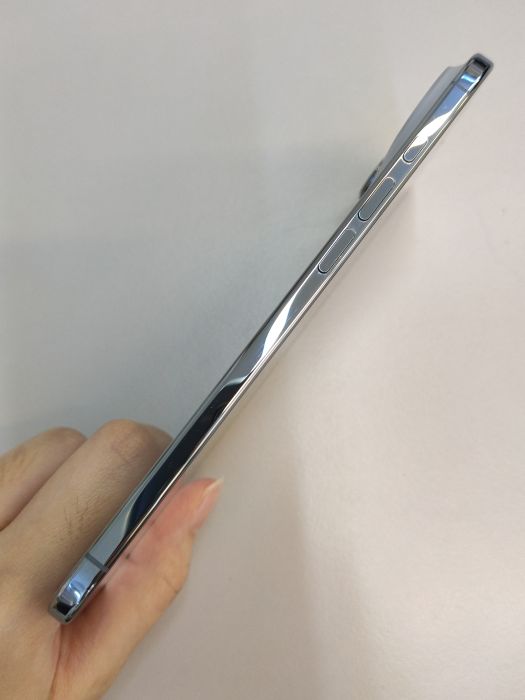 Apple iPhone Air — photo 3 of 8