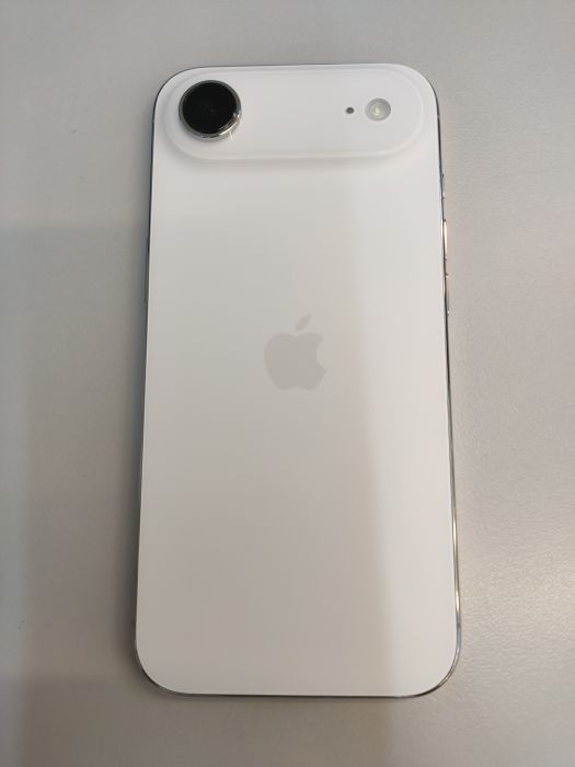 Apple iPhone Air — photo 2 of 10