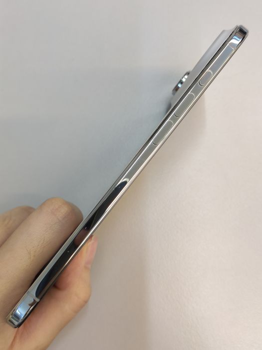 Apple iPhone Air — photo 3 of 10