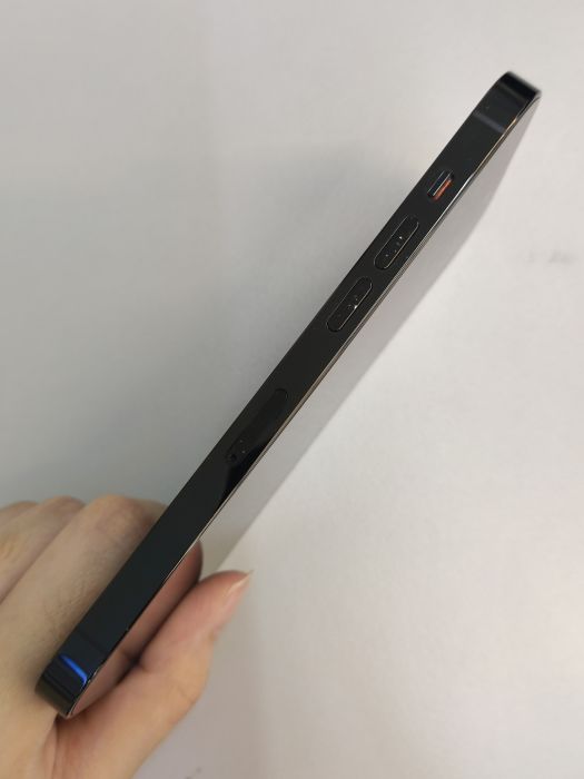 Apple iPhone 14 Pro — photo 3 of 9