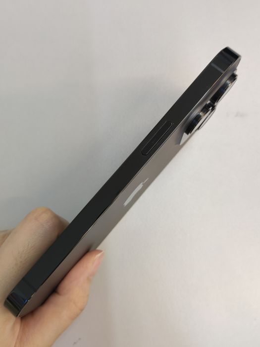 Apple iPhone 14 Pro — photo 4 of 9
