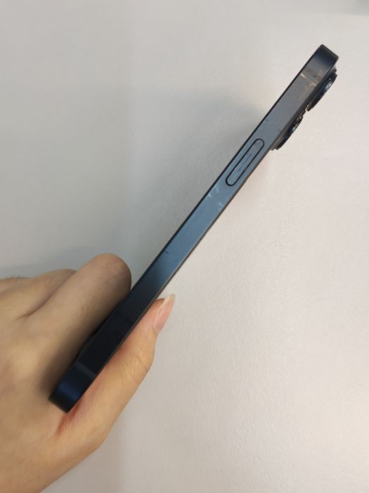 Apple iPhone 14 — photo 4 of 10