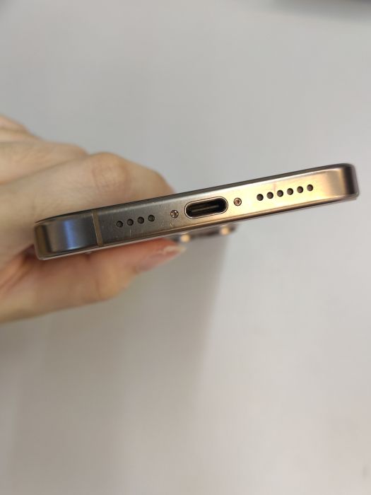 Apple iPhone 16 Pro Max — photo 8 of 10