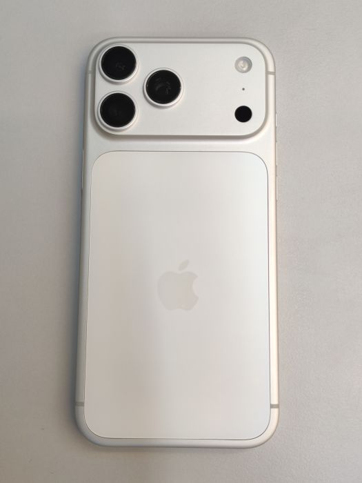 Apple iPhone 17 Pro Max — photo 4 of 10