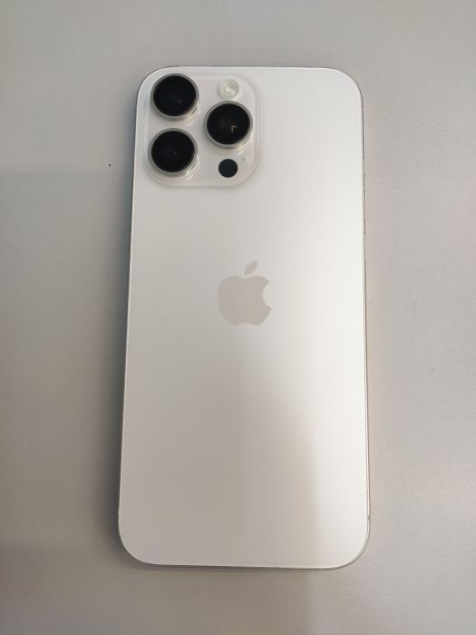 Apple iPhone 16 Pro Max — photo 2 of 10