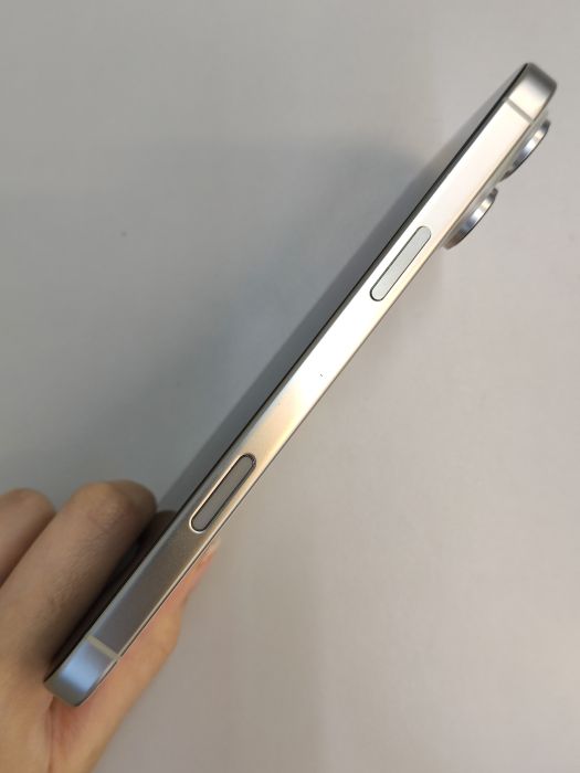 Apple iPhone 16 Pro Max — photo 4 of 10