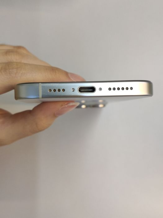 Apple iPhone 16 Pro Max — photo 5 of 10