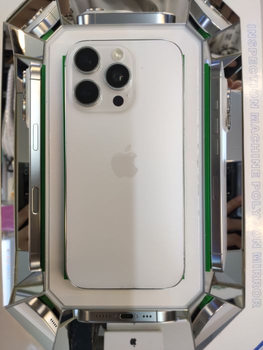 Apple iPhone 16 Pro — photo 2 of 10