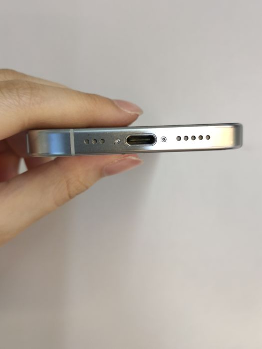 Apple iPhone 16 Pro — photo 7 of 10