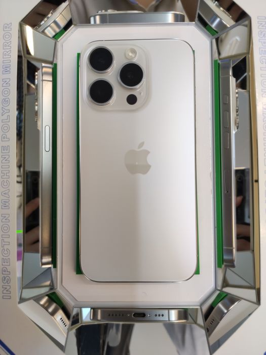 Apple iPhone 15 Pro — photo 2 of 10