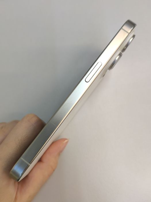 Apple iPhone 15 Pro — photo 6 of 10