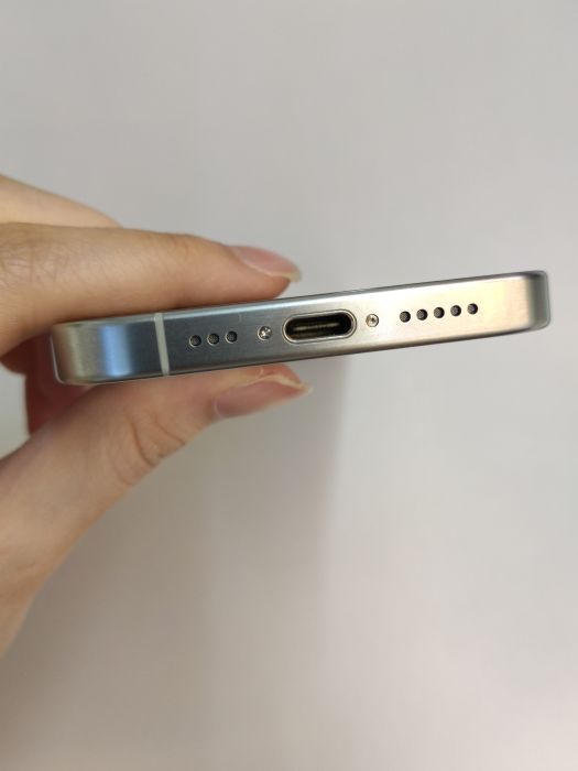 Apple iPhone 15 Pro — photo 7 of 10