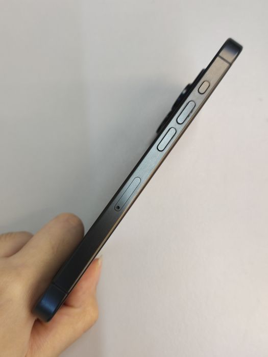 Apple iPhone 15 Pro — photo 3 of 10