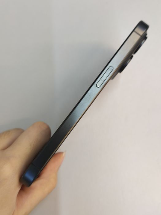 Apple iPhone 15 Pro — photo 4 of 10