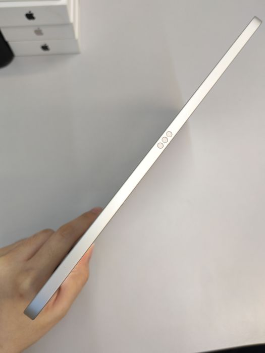 Apple iPad (11th Gen A16 2025) — photo 3 of 8