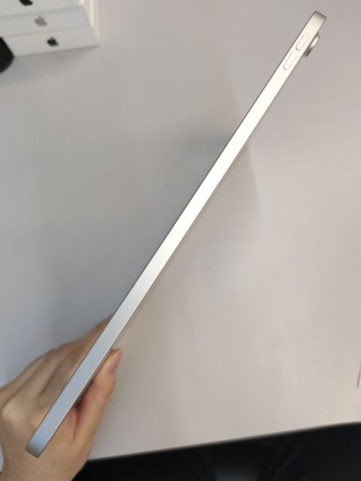 Apple iPad (11th Gen A16 2025) — photo 4 of 8