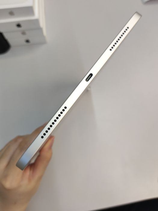 Apple iPad (11th Gen A16 2025) — photo 5 of 8