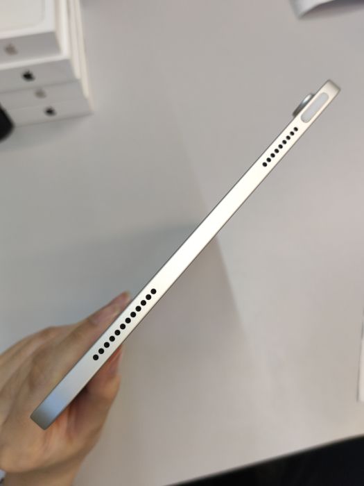 Apple iPad (11th Gen A16 2025) — photo 6 of 8